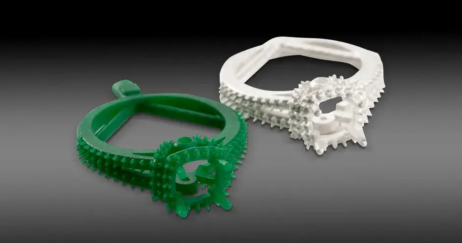 moulage de bague en cire verte et la même bague en argent