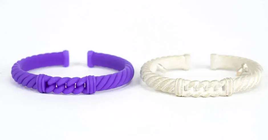 moulage en cire d'une manchette violette et moulage identique en argent