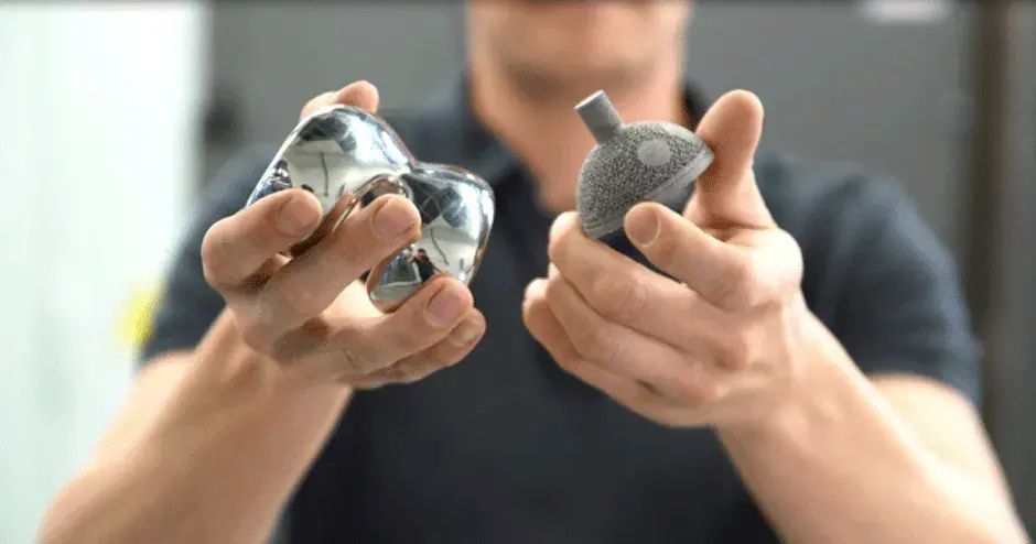 Personnel de santé de 3D Systems portant une cupule de hanche et un genou