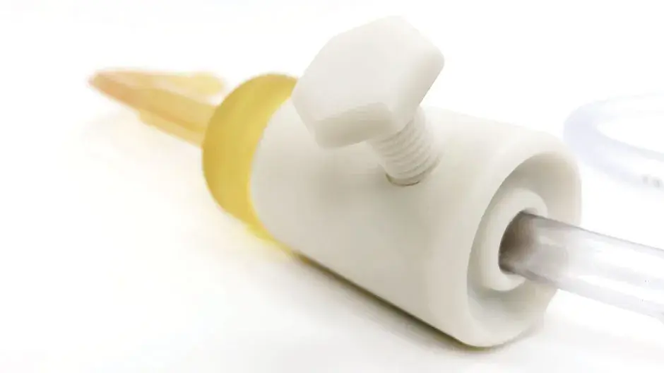 Matériau blanc rigide pour les applications exigeant biocompatibilité et/ou résistance thermique. Il fournit des pièces aux détails nets, qui peuvent être stérilisées et testées à haute température, à plus de 100 °C.