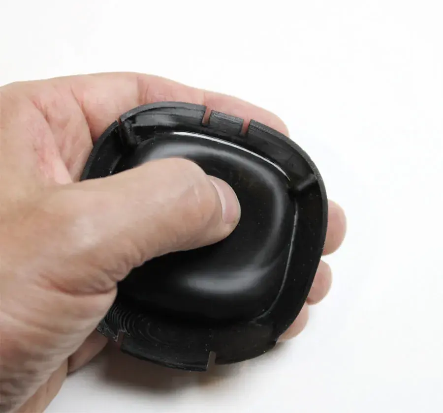 « Le matériau ELAST-BLK 10 Figure 4 de 3D Systems possède les mêmes propriétés que le caoutchouc. Cela dépasse nos attentes », déclare Lukass Legzdins, responsable R&D de Splitvision.