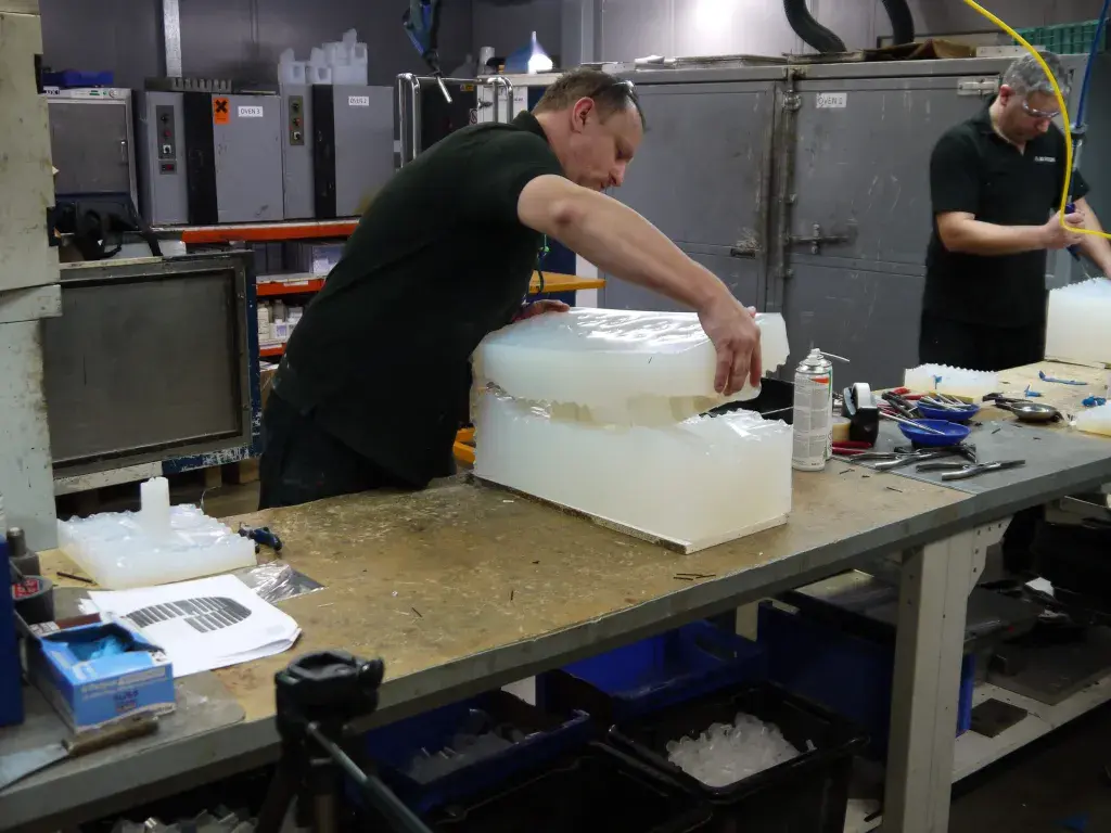 Moulage sous vide des prototypes de préproduction pour Lupe chez 3D Systems On Demand.