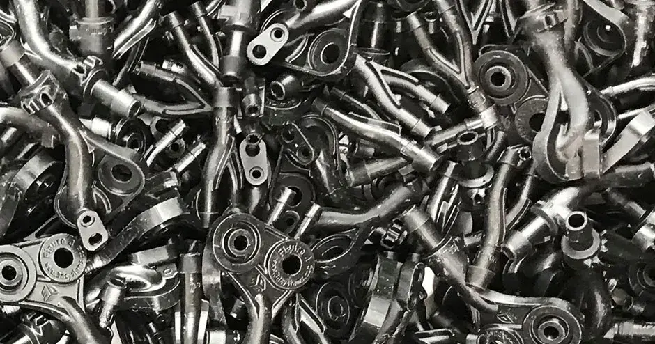 un groupe de pièces imprimées en 3d en plastique