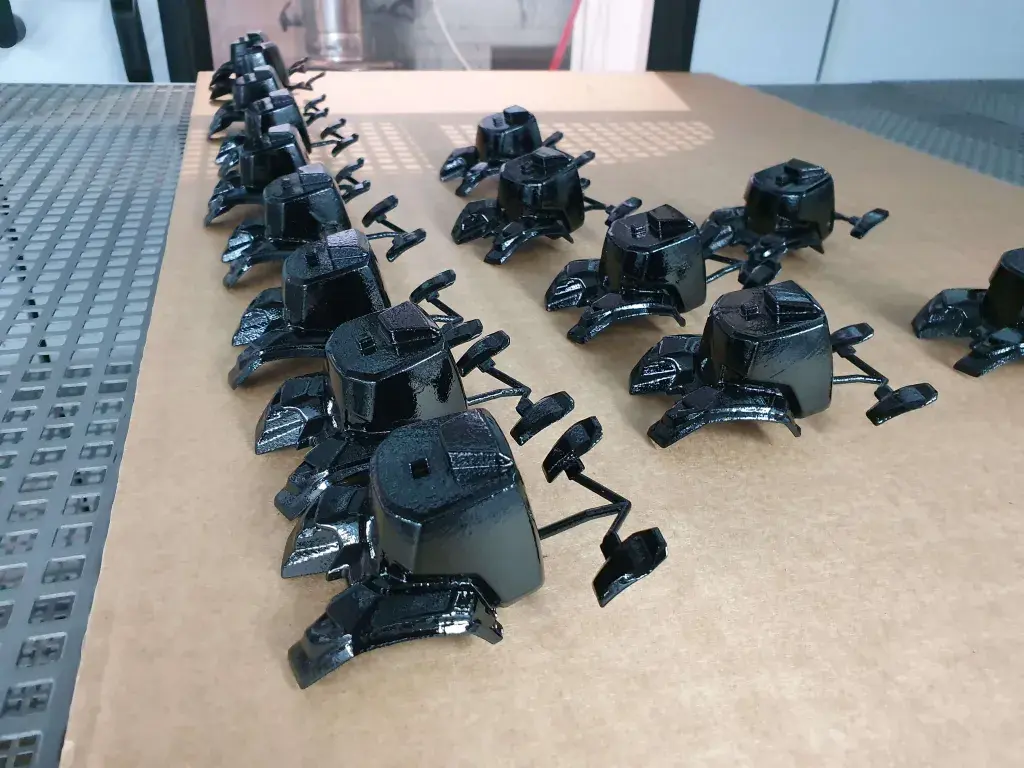 Finition en peinture brillante sur des pièces SLS pour l'assemblage de tracteurs Steyr par 3D Systems À la demande