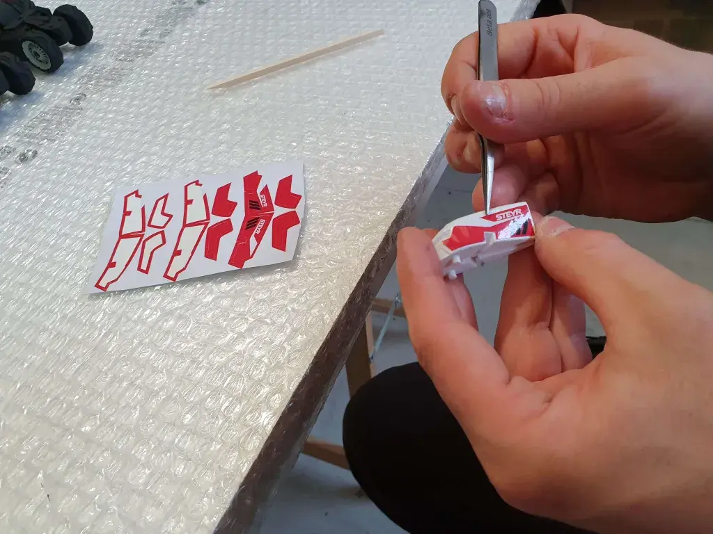 Ajout d'autocollants au modèle d'apparence du tracteur Steyr chez 3D Systems À la demande