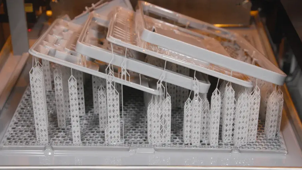 Fabrication de pièces SLA imbriquées chez VAULT, imprimées en Accura Xtreme