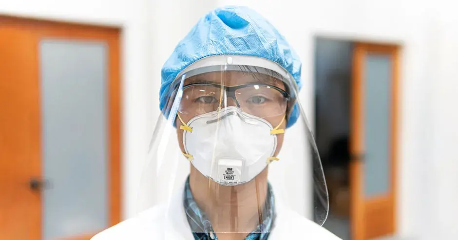 Visière et bonnet pour une meilleure protection.