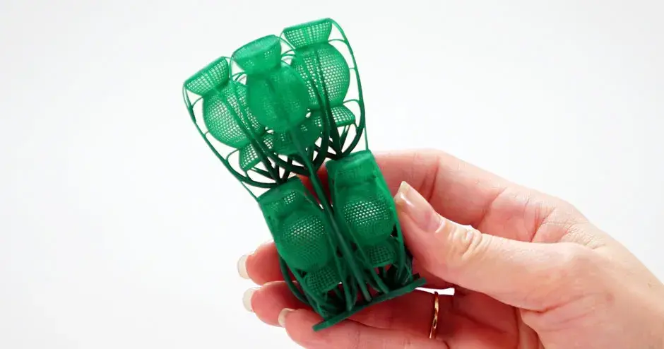 3d-systems-figure-4-jewelcast-grn-10-patterns-tree-v2-main de femme tenant un moulage d'arbre à bijoux