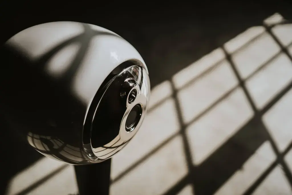 Gros plan sur le haut-parleur HYLIXA produit par SLS