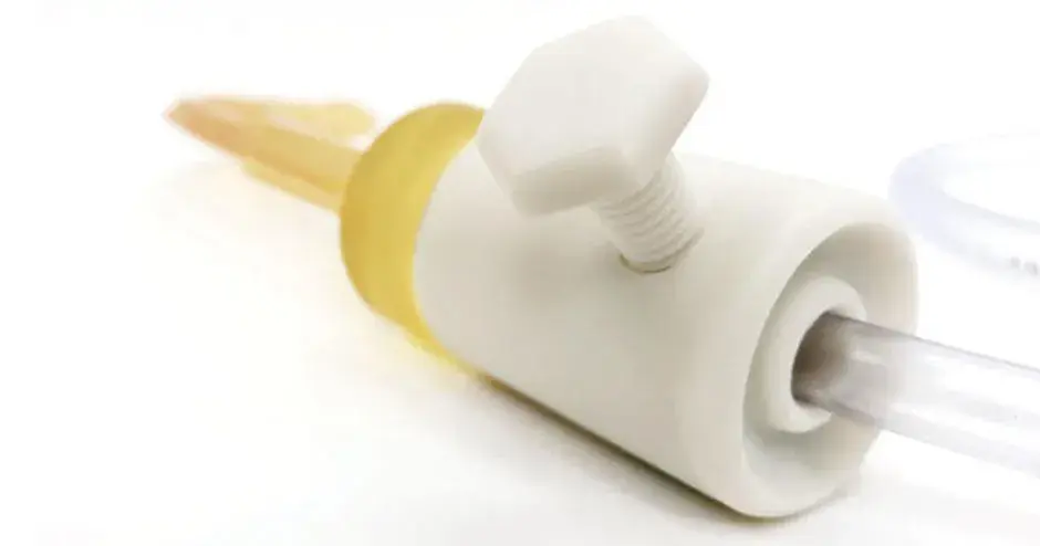 Matériau blanc rigide pour les applications exigeant biocompatibilité et/ou résistance thermique. Il fournit des pièces aux détails nets, qui peuvent être stérilisées et testées à haute température, à plus de 100 °C.