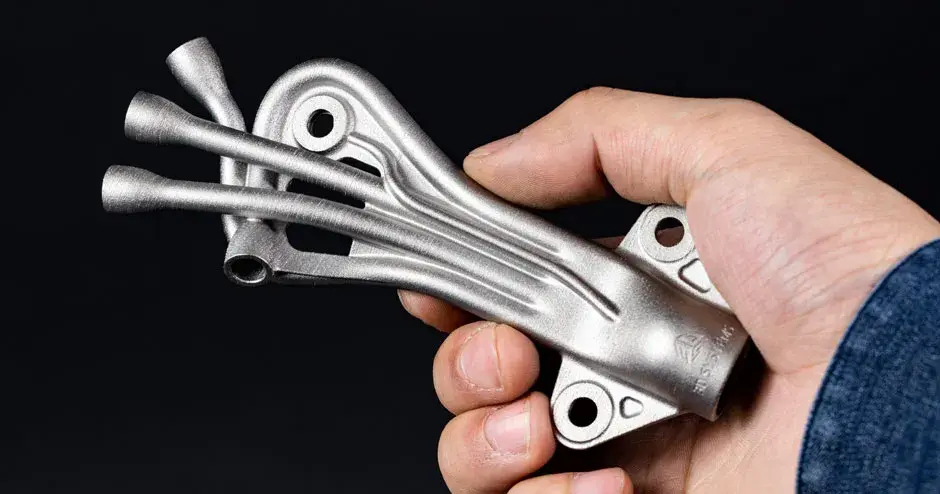 autre image d'une main tenant un collecteur dmp et illustrant l'optimisation de l'écoulement des liquides