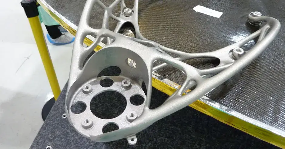 Gros plan sur un support Thales pour l'aérospatiale