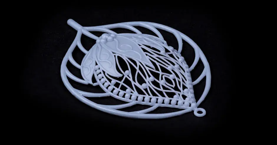 pendentif gris maître bijou figure 4 sur fond noir