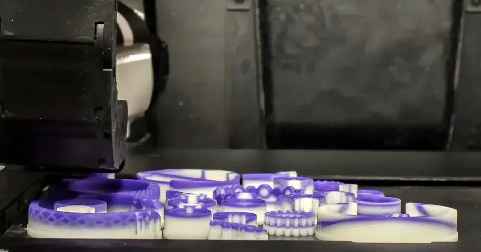 imprimante avec plateforme remplie d'images de bijoux variés illustrant la fiabilité