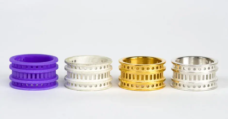 client de bijouterie qui profite des performances des matériaux