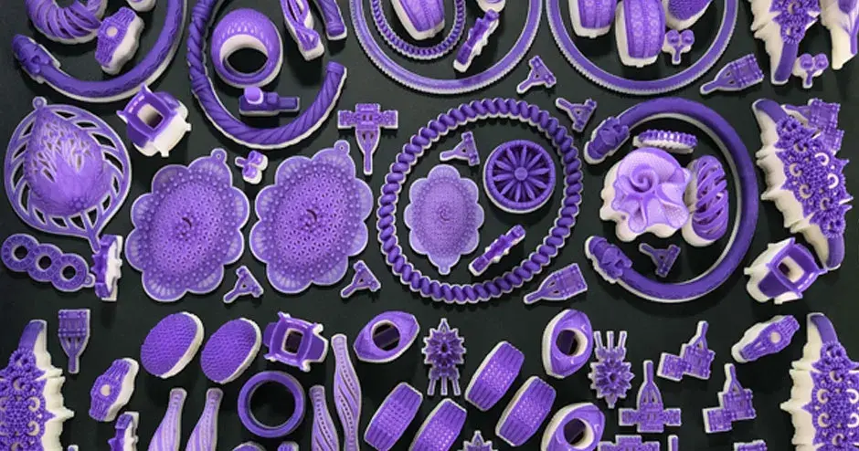 la plateforme montre de multiples impressions de divers articles de bijouterie pour illustrer la productivité inégalée