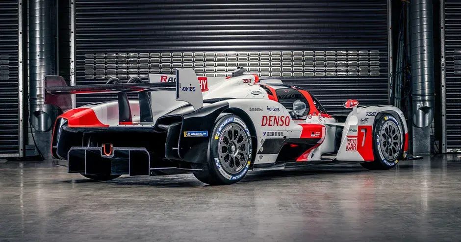 une voiture de course dans une installation