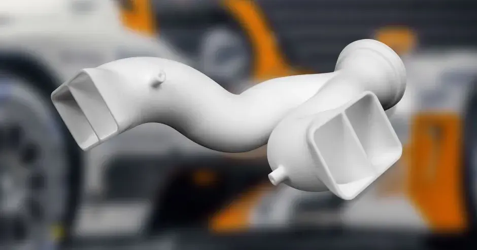 Pièce du collecteur en SLS blanc imprimé en 3D sur fond