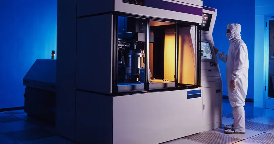 personne se tenant près d'une imprimante 3D