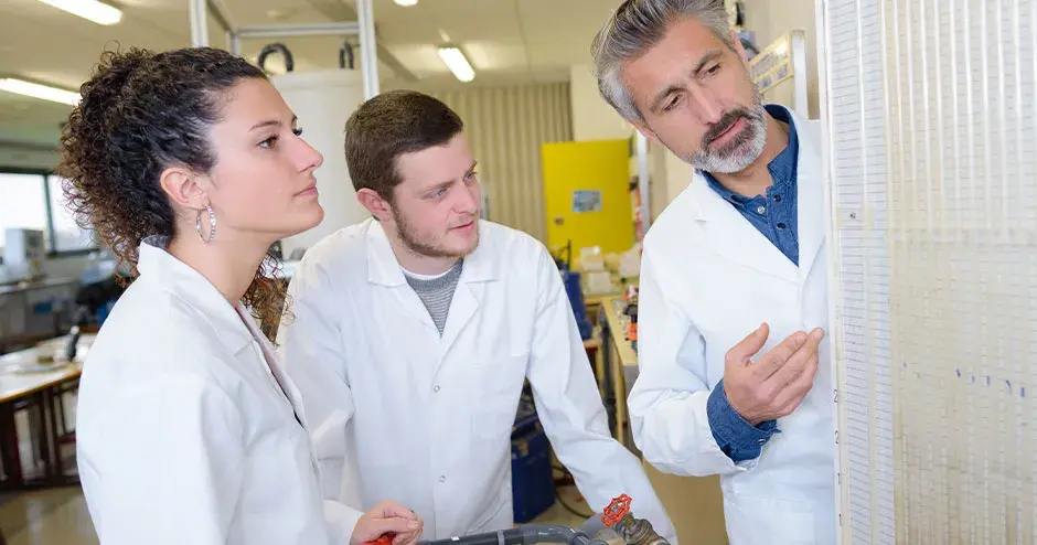 3 personnes discutant dans un atelier