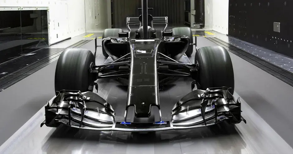 une voiture de course sur une piste de test en soufflerie