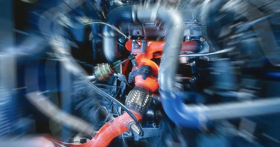 Moteur de voiture avec système d'échappement accentué