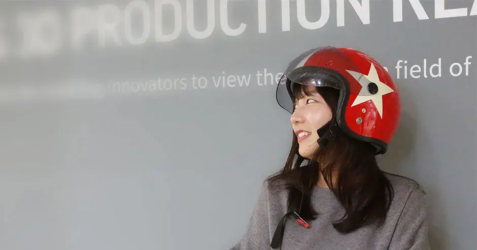 Un employé de 3D Systems à côté du logo de la société