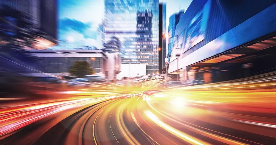 Arrière-plan abstrait de technologie de vitesse avec des scènes de nuit en ville