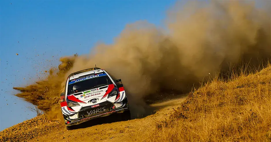 course de voitures laissant un énorme nuage de poussière dans son sillage