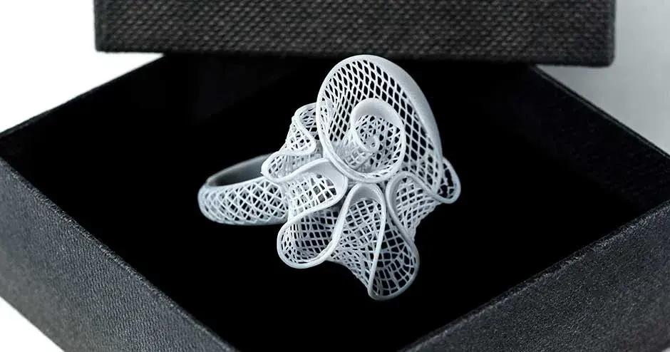 bague avec conception de fusion de diamants avec figure 4 jewel master gry