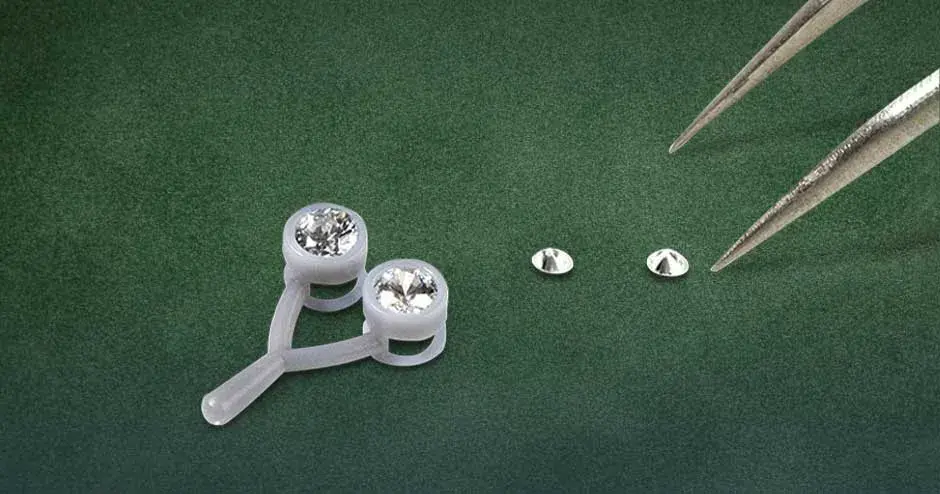 pendentif et placement de pierres avec figure 4 jewel master gry sur un arrière-plan en velours vert