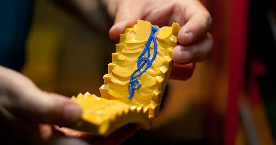 pendentif en cire bleue dans un moule en caoutchouc jaune
