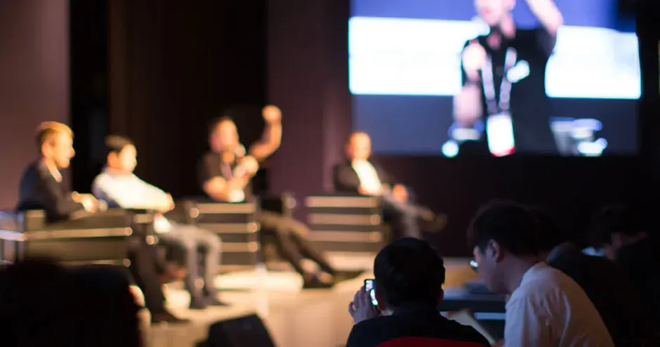 Une photo d'un séminaire technique