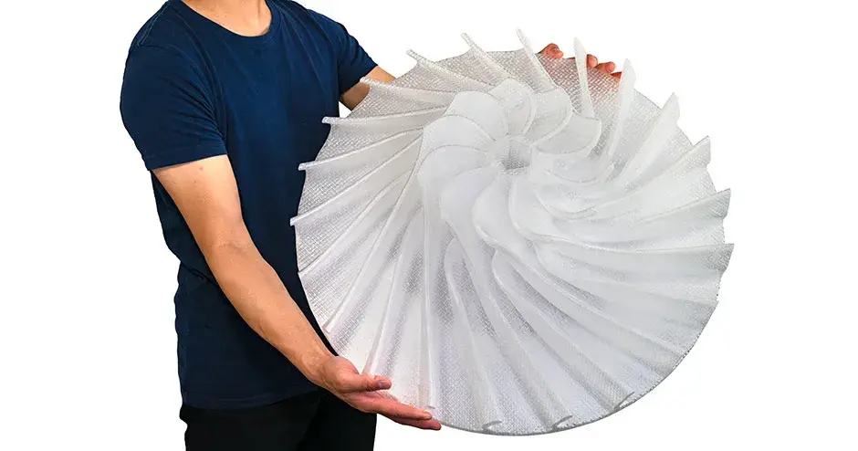 un homme tenant une turbine