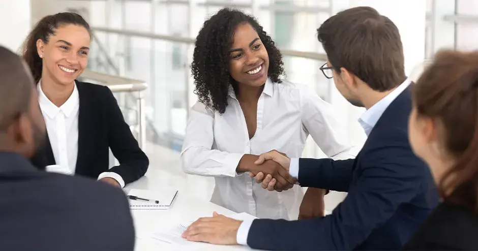 Un groupe de professionnels communiquant dans un bureau