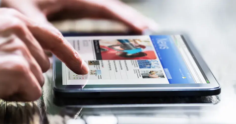 une personne lisant une tablette avec des nouvelles en surbrillance