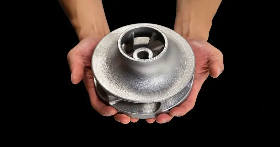Une personne tient une turbine imprimée en 3D par impression directe en métal