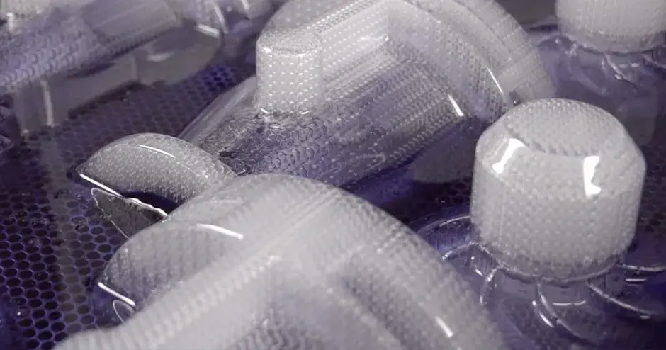 Moulages de précision imprimés en 3D sortant d'une imprimante 3D