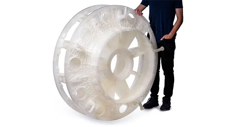 un homme debout à côté d'un modèle de caisson QuickCast