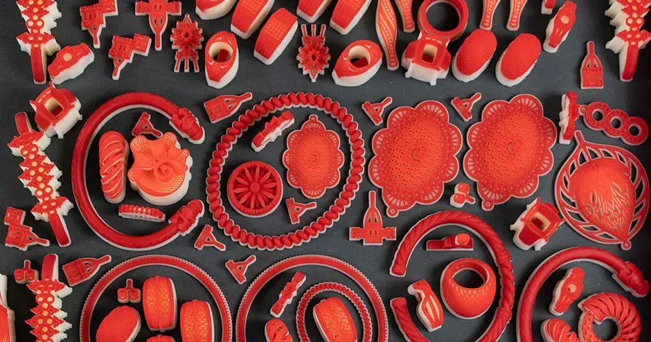 Moules imprimés en VisiJet Wax Jewel Red sur une plaque complète