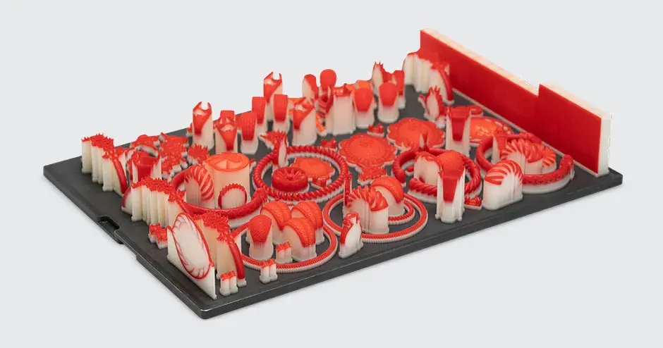 Moules pour bijoux imprimés en VisiJet Wax Jewel Red sur une plaque