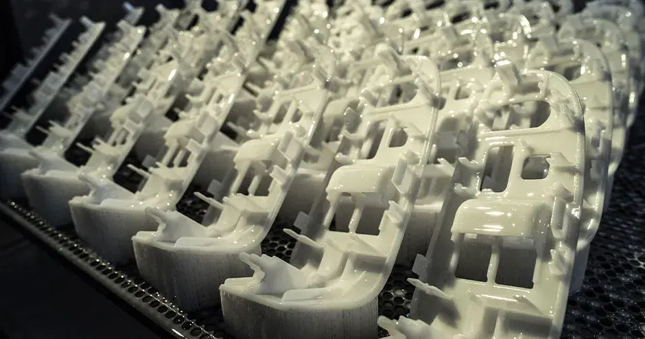 Pièces imprimées en 3D sur un plateau