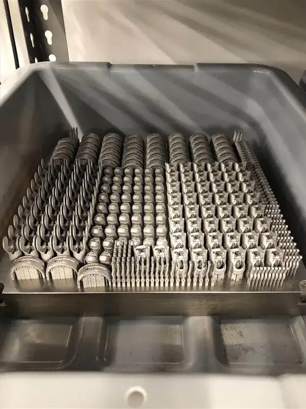 Plateau de fabrication de pièces métalliques 3D imprimées pour les prothèses partielles de main de Point Design