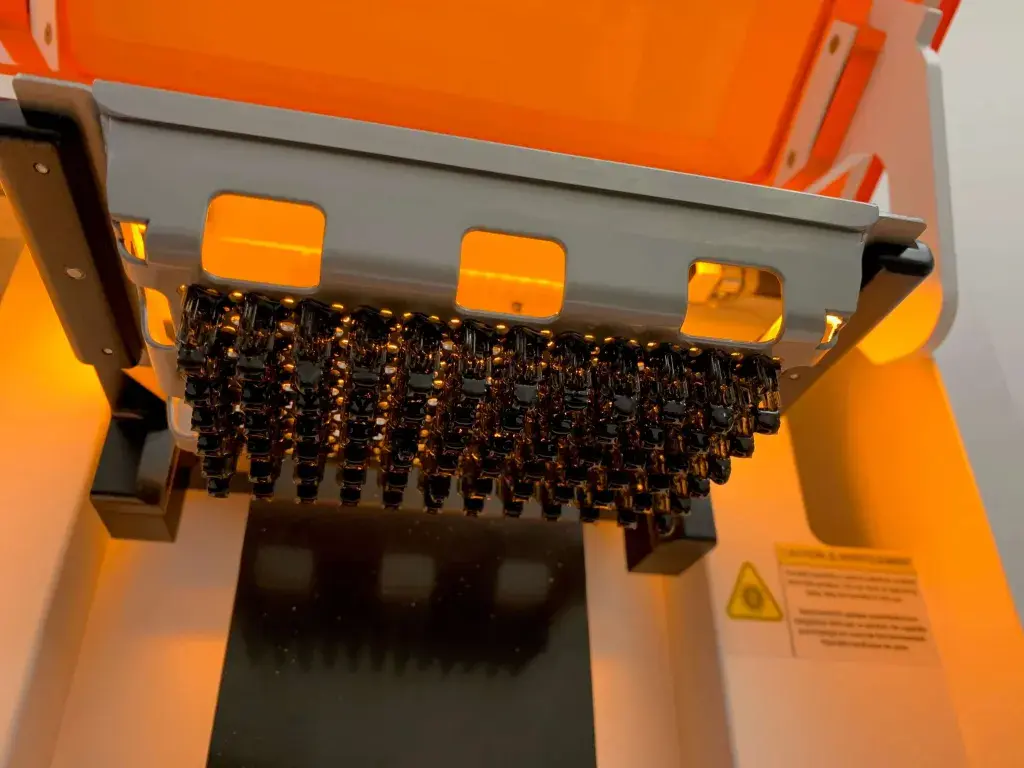 Plaque d'impression de l'imprimante 3D Figure 4 Standalone pleine de pièces chez WS Audiology