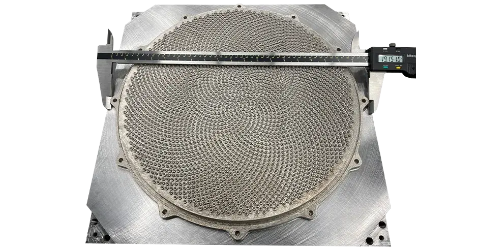 Un pommeau de douche imprimé en 3D avec une règle sur le dessus indiquant les dimensions