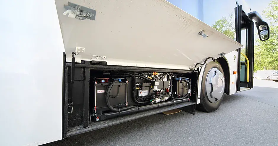 Vue de la batterie compacte et du compartiment électronique sous un bus électrique