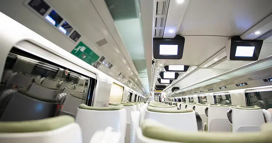 Intérieur moderne et brillant d'un train de passagers présentant différents matériaux et différentes finitions de surface pour différents composants