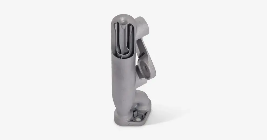 Rampe d'alimentation produite via la fabrication additive avec la technologie d’impression directe en métal, avec un design optimisé pour la dynamique des fluides et la consolidation des pièces de divers composants en un seul.