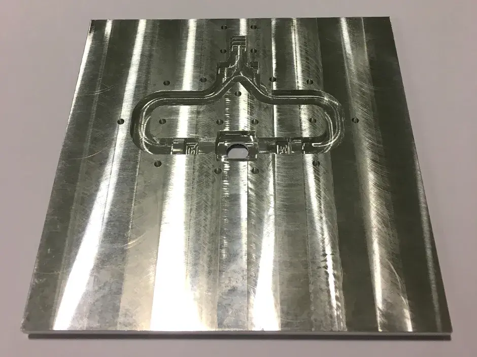 Plaque de base des guides d'ondes RF en semi-conducteur