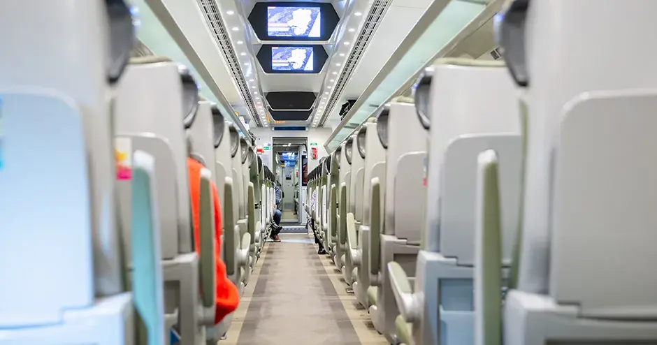 Vue intérieure d’un train de voyageurs à grande vitesse, montrant les nombreux composants qui peuvent optimiser le confort des passagers grâce à l’impression 3D et à la fabrication additive. 